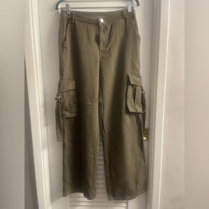 Mora Size Small Like New Olive/Tan Cropped Cargo Pants…Like New